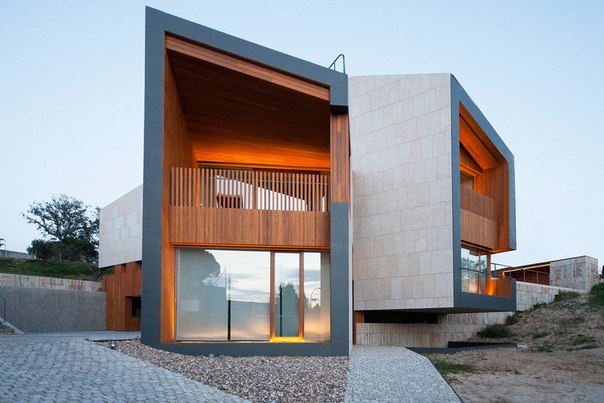 Архитектурная студия cmA выполнила дизайн современного двухэтажного частного дома Studio Dwelling в Мадриде, Испания, используя бежевый камень и светло-коричневое дерево.