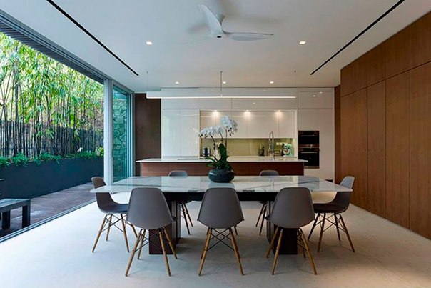 Сингапурская архитектурная студия ONG&ONG выполнила дизайн современного двухэтажного частного дома Y-House с мансардой и стеклянными фасадами.