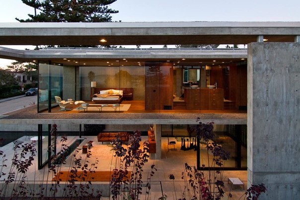 Архитектурная студия Jonathan Segal выполнила дизайн современного трёхэтажного частного дома из бетона площадью 492 м² в Ла-Хойе, Калифорния. Первый этаж дома расположен под землёй. Два верхних этажа имеют стеклянные фасады и уютные открытые площадки.