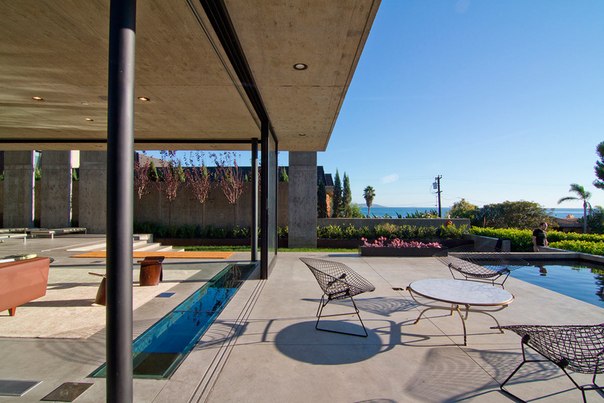 Архитектурная студия Jonathan Segal выполнила дизайн современного трёхэтажного частного дома из бетона площадью 492 м² в Ла-Хойе, Калифорния. Первый этаж дома расположен под землёй. Два верхних этажа имеют стеклянные фасады и уютные открытые площадки.