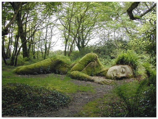 Спящая Богиня в затерянных садах Хелигана, Англия.