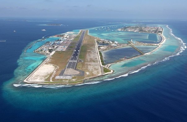 Аэропорт на Мальдивах расположен на искусственном острове прямо посреди Индийского океана