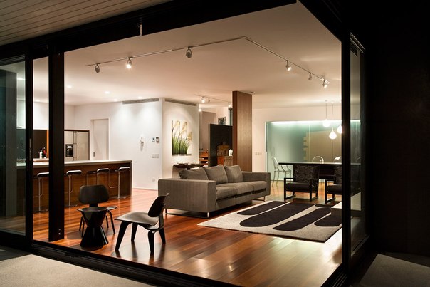 Архитектурная студия Bossley выполнила дизайн современного двухэтажного частного дома в Окленде, Новая Зеландия. Форма этого дома определена большими ограничениями участка со склоном и утёсом. Внешний фасад декорирован жалюзи из вертикальных металлических пластин, придающих проекту ультрасовременный вид.