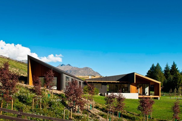 Архитектурная студия Kerr Ritchie выполнила дизайн одноэтажного загородного дома в Отаго, Новая Зеландия, посреди волнистого горного ландшафта. Планировка выполнена в два крыла, где находятся гостиная и спальня. Дизайн является ответом на топологию участка со склоном, предоставляя панорамный вид с северной стороны.
