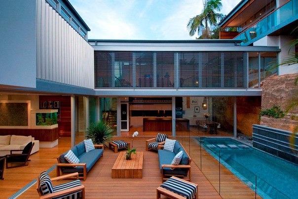 Архитектурная студия Bruce Stafford выполнила ре-дизайн двухэтажного частного дома K3 с просторным внутренним двориком в Сиднее, Австралия.