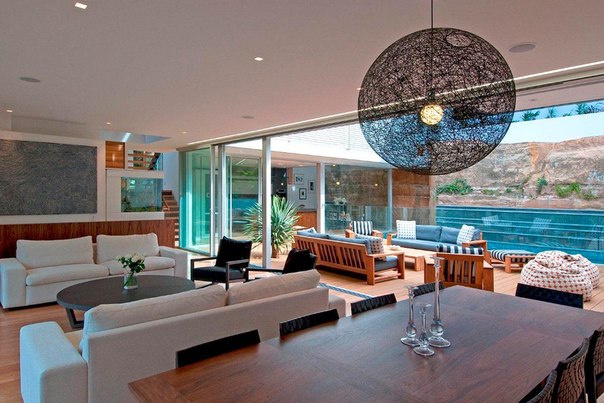Архитектурная студия Bruce Stafford выполнила ре-дизайн двухэтажного частного дома K3 с просторным внутренним двориком в Сиднее, Австралия.