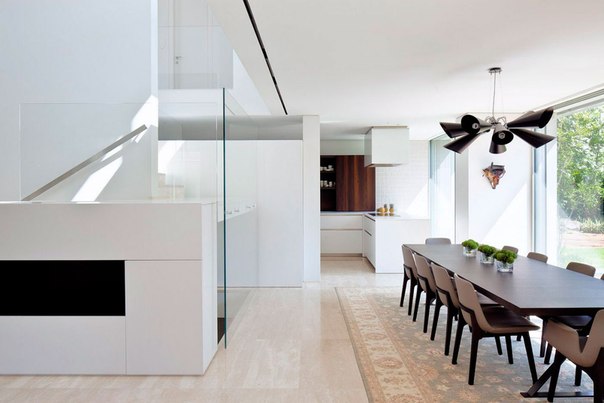 Архитектурная студия Domb выполнила дизайн современного двухэтажного дома в Тель-Авиве, Израиль.