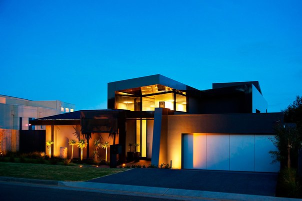 Архитектурная студия James Deans & Associates выполнила дизайн современного частного дома в Ванада Хайтс, пригород Джилонг, Австралия. По желанию клиента дом имеет черты коммерческого отельного дизайна, сохраняя при этом функциональность и удобство семейного дома.
