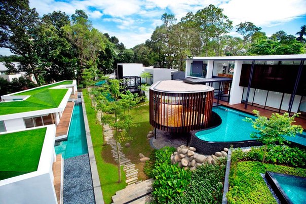 Архитектурная студия K2LD выполнила дизайн частного дома в Сингапуре. По словам архитектора здесь они в первый раз сделали что-то не прямолинейное. Начав разработку с Г-образного плана дизайнеры решили смягчить геометрию учитывая ландшафт участка и соседские дома.