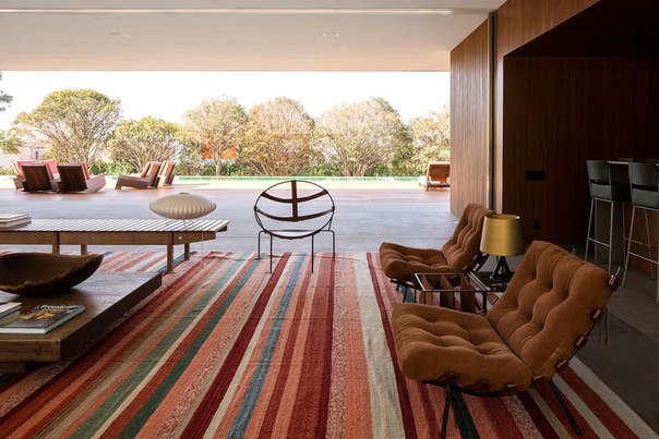 Архитектурная студия StudioMK27 / Marcio Kogan совместно с Eduardo Glycerio выполнили дизайн одноэтажного горизонтального дома с просторной открытой гостиной, что отлично подходит климату Порто Фелис, Сан-Паулу, Бразилия.