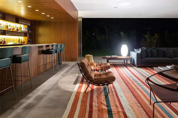 Архитектурная студия StudioMK27 / Marcio Kogan совместно с Eduardo Glycerio выполнили дизайн одноэтажного горизонтального дома с просторной открытой гостиной, что отлично подходит климату Порто Фелис, Сан-Паулу, Бразилия.