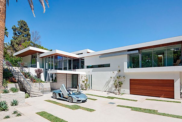 Архитектурная студия Belzberg выполнила дизайн этого стильного и элегантного, полного индивидуальности дома в Западном Голливуде, Калифорния, США.