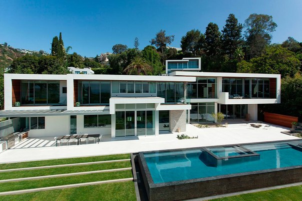 Архитектурная студия Belzberg выполнила дизайн этого стильного и элегантного, полного индивидуальности дома в Западном Голливуде, Калифорния, США.