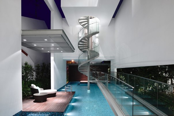 Архитектурная студия Hyla выполнила дизайн просторного частного дома Jln Angin Laut с внутренними пышными садами, террасами и бассейном в Сингапуре.