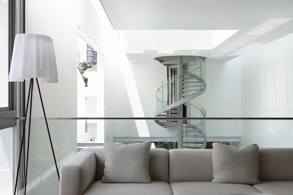 Архитектурная студия Hyla выполнила дизайн просторного частного дома Jln Angin Laut с внутренними пышными садами, террасами и бассейном в Сингапуре.
