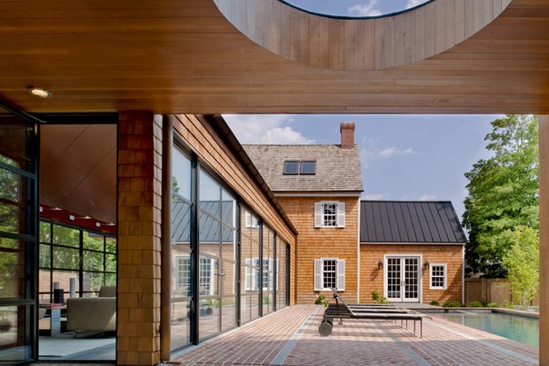 Архитектурная студия Robert M. Gurney выполнила ре-дизайн частного дома начала девятнадцатого века в Льюис, Делавэр, США.