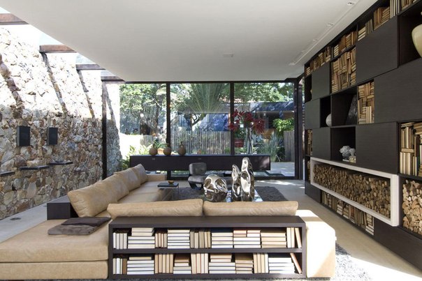 Архитектурная студия Fernanda Marques выполнила дизайн частного дома бунгало Loft 24-7 в Сан-Паулу, Бразилия. Внутреннее пространство дома продолжается на уютных террасах с прудами и деревьями в ключевых местах, обеспечивая тесную связь с окружающей природой.