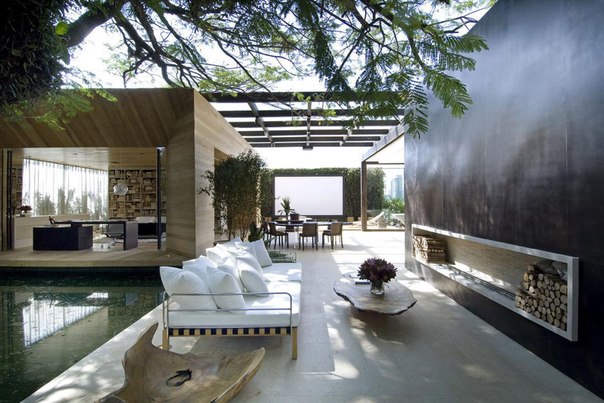 Архитектурная студия Fernanda Marques выполнила дизайн частного дома бунгало Loft 24-7 в Сан-Паулу, Бразилия. Внутреннее пространство дома продолжается на уютных террасах с прудами и деревьями в ключевых местах, обеспечивая тесную связь с окружающей природой.