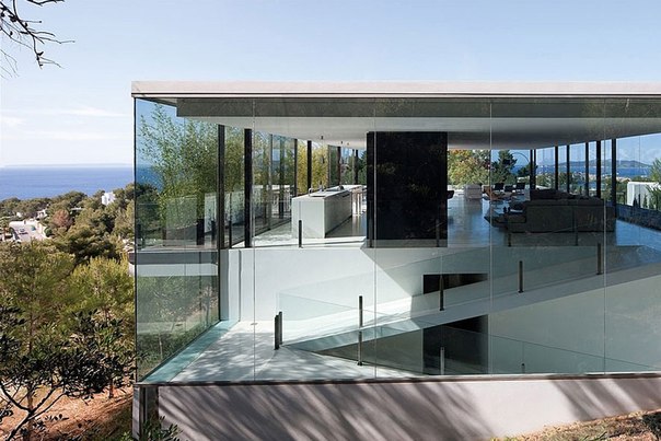 Архитектурная студия Bruno Erpicum выполнила дизайн современного частного дома с огромным бассейном на Балеарских островах Испании.