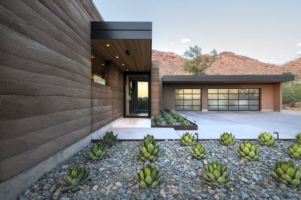 Архитектурная студия Brent Kendle выполнила дизайн современного частного дома Rammed Earth в Парадайз-Вэлли, Аризона, США. Этот одноэтажный дом предназначен для одной семьи. В дизайне повсеместно использованы натуральные материалы — стены из утрамбованной земли, полы из известняка и потолки из кипарисового дерева.