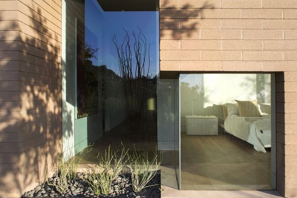 Архитектурная студия Brent Kendle выполнила дизайн современного частного дома Rammed Earth в Парадайз-Вэлли, Аризона, США. Этот одноэтажный дом предназначен для одной семьи. В дизайне повсеместно использованы натуральные материалы — стены из утрамбованной земли, полы из известняка и потолки из кипарисового дерева.