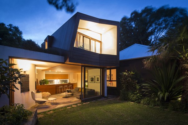 Архитектурная студия Fox Johnston выполнила дизайн простого и функционального дома для молодой семьи на небольшом участке земли посреди других домов в Сиднее, Австралия.