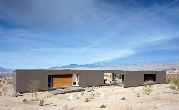 Архитектурная студия Marmol Radziner выполнила дизайн частного дома в пустыне Хот-Спрингз, Калифорния. Дом расположен на просторном участке и ориентирован на горы Сан-Хасинто.
