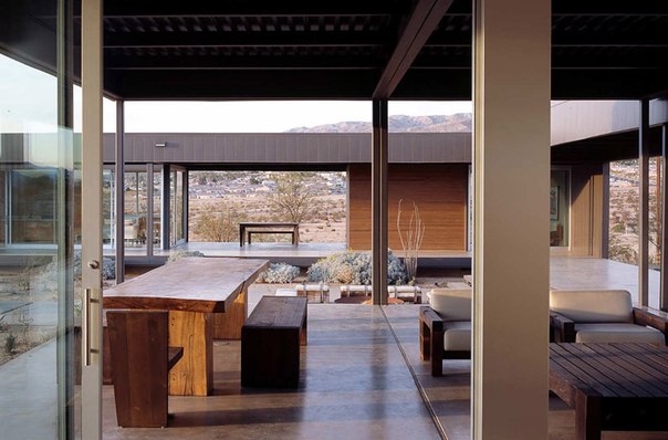 Архитектурная студия Marmol Radziner выполнила дизайн частного дома в пустыне Хот-Спрингз, Калифорния. Дом расположен на просторном участке и ориентирован на горы Сан-Хасинто.