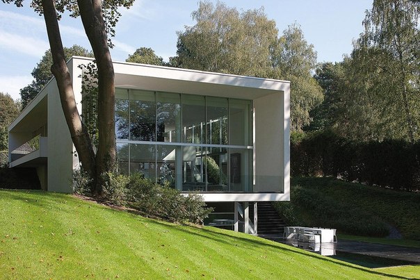 Архитектурная студия Bruno Erpicum & Partners выполнила дизайн просторного двухэтажного частного дома с огромными окнами и бассейном в Бельгии.