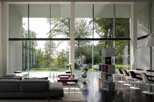 Архитектурная студия Bruno Erpicum & Partners выполнила дизайн просторного двухэтажного частного дома с огромными окнами и бассейном в Бельгии.