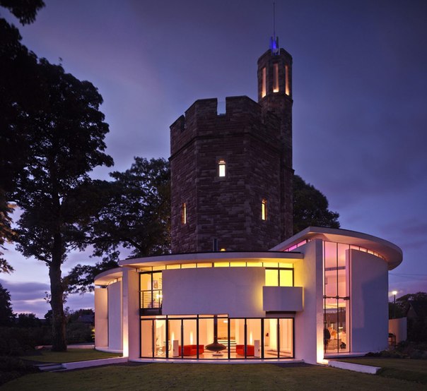 Архитектурная студия Ellis Williams выполнила ре-дизайн старой водонапорной башни в роскошный современный частный дом.