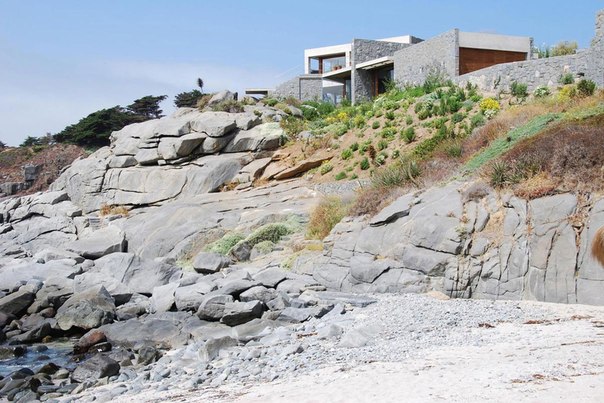 Архитектурная студия Izquierdo Lehmann выполнила дизайн частных домов Casas 31 на вершине скалистого утёса с видом на океан в Пунта-Пите, Чили в окружении красочного сада.