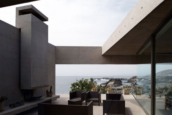 Архитектурная студия Izquierdo Lehmann выполнила дизайн частных домов Casas 31 на вершине скалистого утёса с видом на океан в Пунта-Пите, Чили в окружении красочного сада.