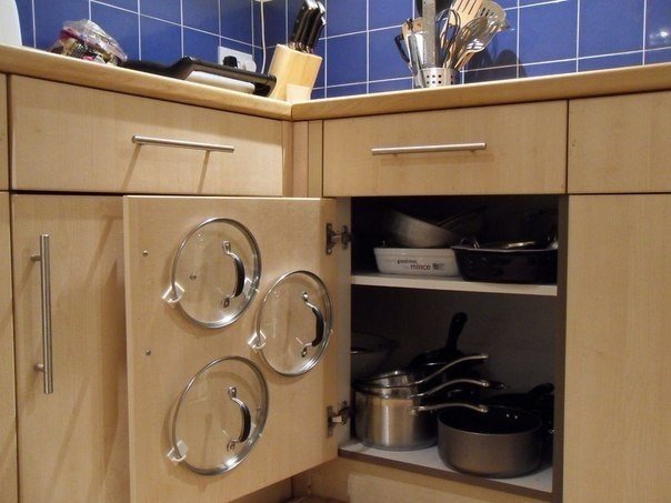 С помощью обычных крючков можно отлично организовать пространство в ящике для посуды