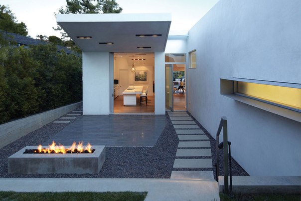 Архитектурная студия Griffin Enright выполнила дизайн частного дома на склоне холма в Санта-Монике, Калифорния, США. Интерьер дома оформлен в белом цвете с лёгкими цветовыми акцентами, что создаёт атмосферу спокойствия и элегантности.