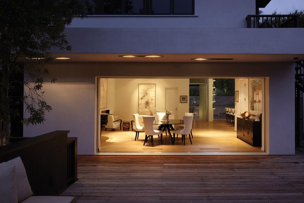 Архитектурная студия Griffin Enright выполнила дизайн частного дома на склоне холма в Санта-Монике, Калифорния, США. Интерьер дома оформлен в белом цвете с лёгкими цветовыми акцентами, что создаёт атмосферу спокойствия и элегантности.