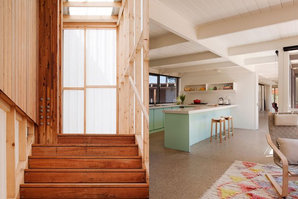 Архитектурная студия Clare Cousins разработала современную деревянную пристройку к пляжному дому 1970 года. Новый проект подчёркивает связь между старым и новым. Здесь использованы натуральные материалы при минимальном бюджете и воздействии на участок.