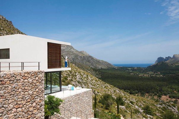 Архитектурная студия Miquel Angel Lacomba выполнила дизайн частного дома на склоне холма с видом на долину и залив Сан-Висенте, Польенса, Испания.