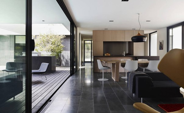 Архитектурная студия dKO выполнила дизайн современного частного дома A-G, вдохновлённого классическими формами калифорнийской модерн-архитектуры 1950-х годов. В этом доме проживает три поколения большой семьи и дизайнерам пришлось хорошо постараться, чтобы удовлетворить все их пожелания.