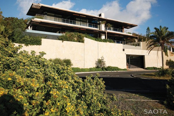 Архитектурная студия SAOTA выполнила дизайн частного дома на береговой линии Клифтон, Кейптаун, Южная Африка. Пожеланием клиента был уютный трёхэтажный дом для семьи и их гостей.