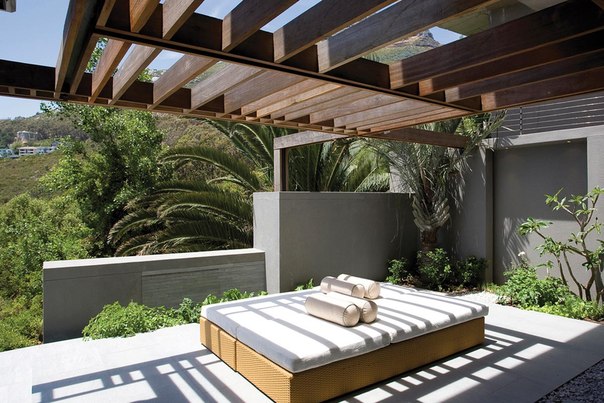 Архитектурная студия SAOTA выполнила дизайн частного дома на береговой линии Клифтон, Кейптаун, Южная Африка. Пожеланием клиента был уютный трёхэтажный дом для семьи и их гостей.