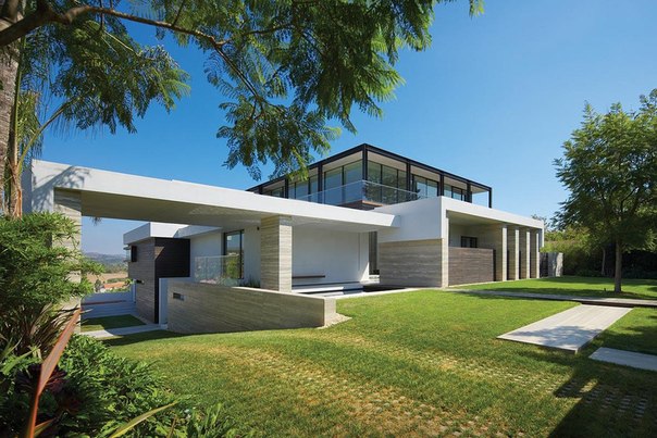 Калифорнийская студия Horst Architects выполнила дизайн частного дома Liane Lane. Этот просторный 557 м² дом расположен в Оранж Каунти, Калифорния, и представляет собой обновление дома 1960 года.
