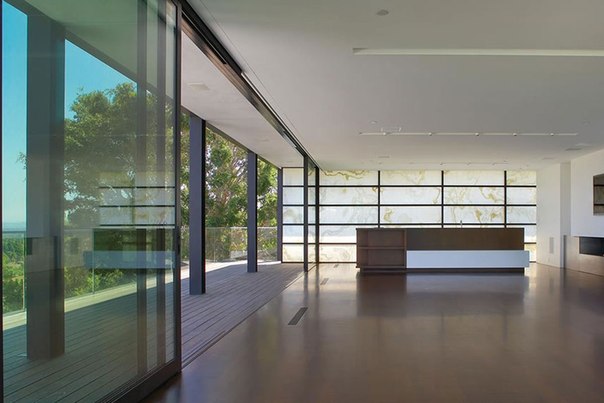 Калифорнийская студия Horst Architects выполнила дизайн частного дома Liane Lane. Этот просторный 557 м² дом расположен в Оранж Каунти, Калифорния, и представляет собой обновление дома 1960 года.