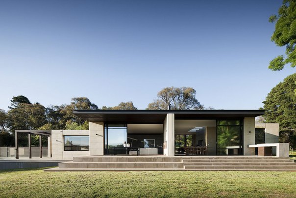 Архитектурная студия Robson Rak выполнила дизайн частного дома для семьи с двумя маленькими детьми в пригороде Мельбурна, Австралия.