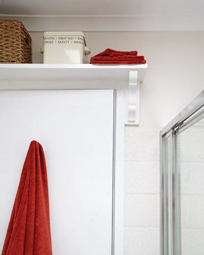 Сделайте полку над дверью в ванную, чтобы хранить вещи, которыми вы пользуетесь редко, но все же пользуетесь.