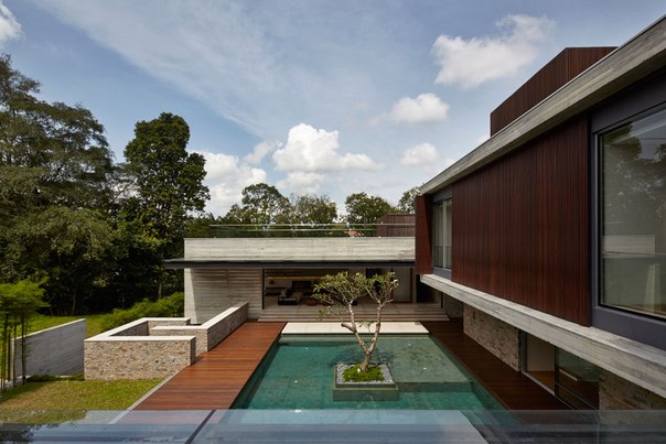 Архитектурная студия ONG and ONG выполнила дизайн частного дома JKC2 в Букит Тима, Сингапур. Этот проект состоит из трёх объёмов расположенных вокруг центрального двора, связанных между собой и в тоже время сохраняющих свою независимость. В дизайне дома использован бетон, камень, сталь, древесина тропических пород и стекло.