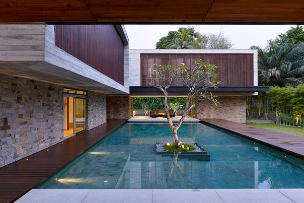 Архитектурная студия ONG and ONG выполнила дизайн частного дома JKC2 в Букит Тима, Сингапур. Этот проект состоит из трёх объёмов расположенных вокруг центрального двора, связанных между собой и в тоже время сохраняющих свою независимость. В дизайне дома использован бетон, камень, сталь, древесина тропических пород и стекло.
