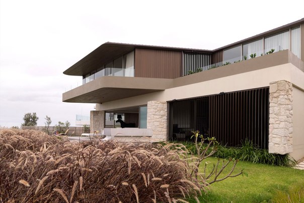 Архитектурная студия Luigi Rosselli выполнила дизайн частного дома Quarterdeck на берегу Литтл-Бей, Сидней, Австралия.