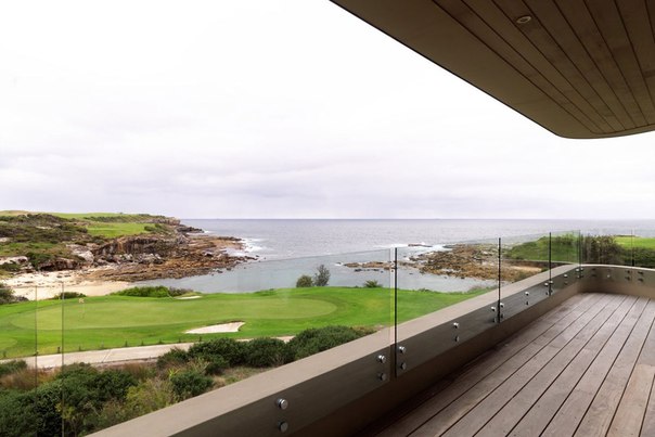Архитектурная студия Luigi Rosselli выполнила дизайн частного дома Quarterdeck на берегу Литтл-Бей, Сидней, Австралия.