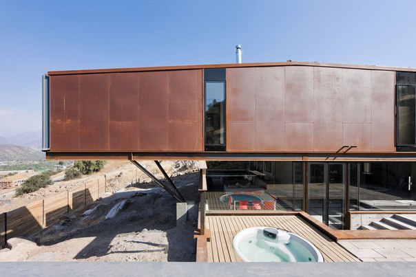 Архитектурная студия Sebastián Irarrázaval выполнила дизайн сборного частного дома для коллекционера искусства и его семьи в новом жилом районе на окраине Сантьяго. С целью уменьшения сроков и стоимости работ в дизайне дома было использовано 12 морских контейнеров.
